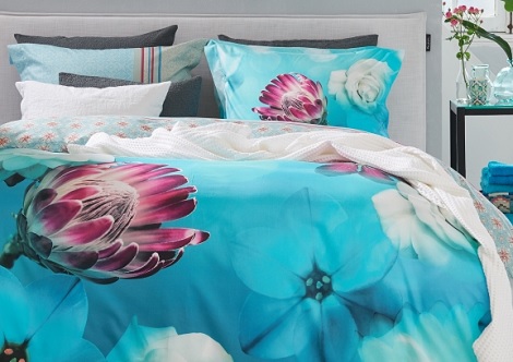 Euphoria multi dekbedovertrek, katoensatijn,fuchia,bloemen in blauw, wit ,pink,turquoise, highlights,achterkant is effen blauw.